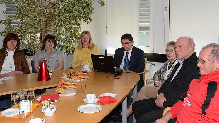 Angeregtes Gespräch in kleiner Runde: Beim Leser-Frühstück diskutierten gestern (von links) Christine Moritz aus Thurnau, Andrea Will aus Motschenbach, Monika Lederer aus Stadtsteinach, BR-Redaktionsleiter Alexander Müller, Edith Lauterbach aus Kulmbach, Hermann Hugel aus Ebersbach und Hans Dippold aus Kulmbach. Foto: Dagmar Besand