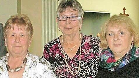 Seit 20 Jahren gibt es in Zeil die Selbsthilfegruppe "Frauen nach Krebs". Den aktuellen Leiterinnen Erika Weyrauther (links) und Lotte Seufert (Mitte) dankte im Namen der Kontaktstelle Selbsthilfe am Landratsamt Monika Strätz-Stopfer (rechts). Foto: Sabine Weinbeer