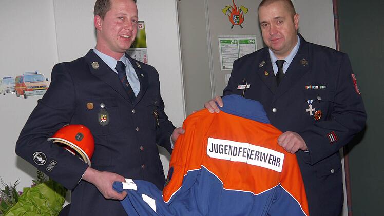 Der eine geht, der andere kommt: Stefan Wunder (links) hat mit Wirkung vom 1. Januar sein Amt des Kreisjugendfeuerwehrwarts an Oliver Rupp weitergegeben.