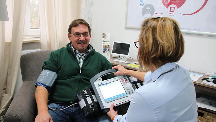 Nicht die Patienten fahren, sondern der Arzt wird zugeschaltet: Auf dem Foto stellen Udo Heimann und Marion Hümmler vom Bad Kissinger Zentrum für Telemedizin das im Januar anlaufende Fokusprojekt Mona (für mobile netzwerkmedizinische Assistenz) nach. Foto: Ralf Ruppert
