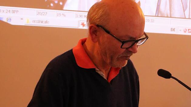 Dieter Britz im Erz&auml;hlaf&eacute;, das Bild von Papst Johannes Paul II hat er 1980 geschossen. Foto: Thomas Malz