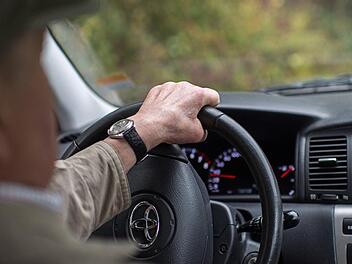 Streit im Auto: Ehemann knall gegen Leitplanke