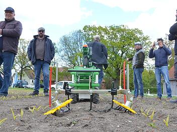 Der Roboter "OZ" von Naio sieht aus wie ein Kinderspielzeug. Er soll unliebsame Pflanzen zwischen den Maispflanzen beseitigen. Rainer Lutz