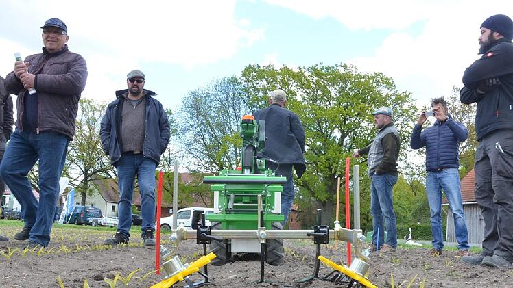 Der Roboter "OZ" von Naio sieht aus wie ein Kinderspielzeug. Er soll unliebsame Pflanzen zwischen den Maispflanzen beseitigen. Rainer Lutz