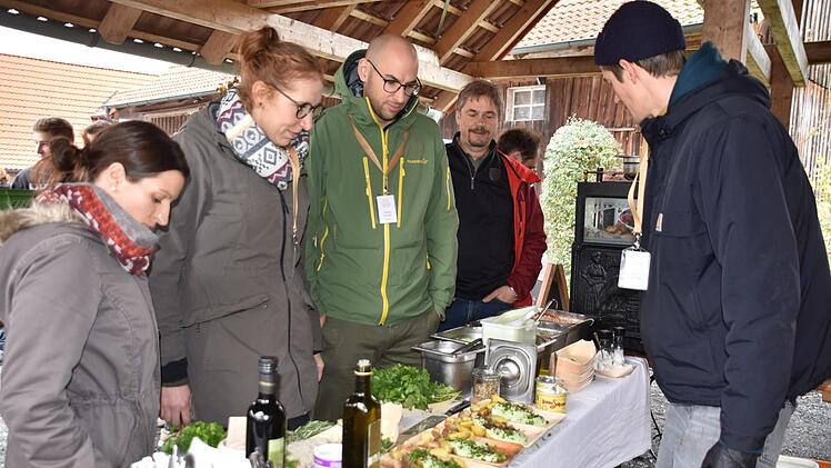 Theo Lindinger präsentierte verschiedene Ofenkartoffeln mit leckeren Beilagen. Foto: Uschi Prawitz