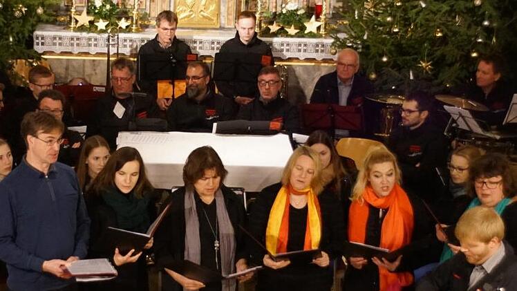 Eine breite Vielfalt an Musikstilen formte sich bei der Schleichacher Weihnacht zu einem besonderen Konzert am vierten Advent. Im Bild die Gospelgruppe Schleichach und die Augsfelder Musikanten. Foto: Sabine Weinbeer