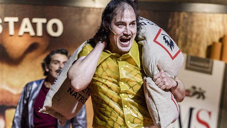 Turbulentes Bühnenvergnügen: Die Komödie "Bezahlt wird nicht!" von Dario Fo feierte Premiere am Landestheater Coburg.Foto: Angelina Bauer-Kalter