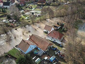 Hochwasser in Unterfranken: Kleiner Bach verwandelt sich in gr&ouml;&szlig;eren Strom