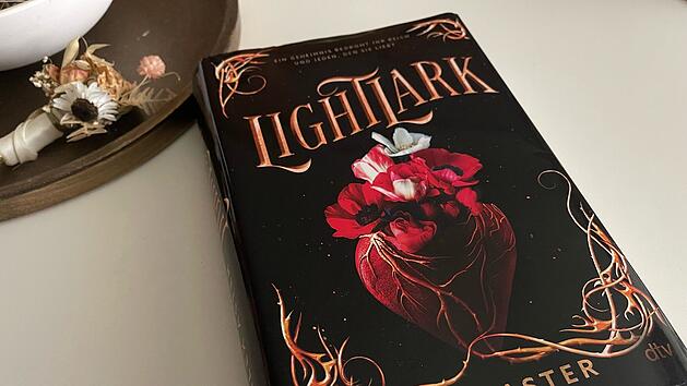 Rezension zu 'Lightlark' von Alex Aster: Solide Romantasy mit Luft nach oben
