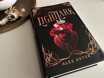 Rezension zu 'Lightlark' von Alex Aster: Solide Romantasy mit Luft nach oben
