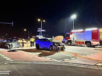 Unfall in Bamberg: Autofahrerin ignoriert rote Ampel - mehrere Verletzte