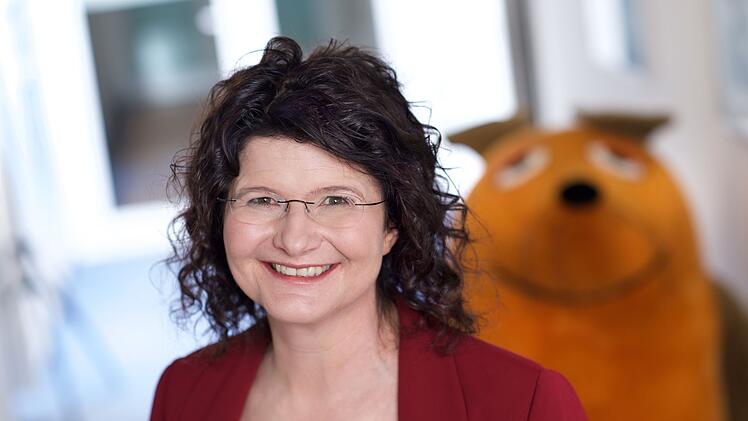 Dr. phil. Maya Götz ist Medienpädagogin bei der Medienkompetenzplattform "so geht MEDIEN" von ARD und ZDF und Leiterin des Internationalen Zentralinstituts für das Jugend- und Bildungsfernsehen (IZI) beim Bayerischen Rundfunk und des PRIX JEUNESSE INTERNATIONAL.
