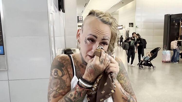 Myriam weint am Flughafen: Gerade hat sie Gabriel verabschiedet.