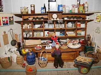 Vor ein paar Jahren haben Mäuse die Brezeln im Kaufladen vernichtet, doch davon ließ sich Gertrud Nöltge die Stimmung nicht verdrießen. Sie hat einfach neue Brezeln aus Salzteig gebacken. Fotos: Sonja Adam