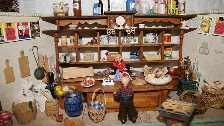 Vor ein paar Jahren haben Mäuse die Brezeln im Kaufladen vernichtet, doch davon ließ sich Gertrud Nöltge die Stimmung nicht verdrießen. Sie hat einfach neue Brezeln aus Salzteig gebacken. Fotos: Sonja Adam