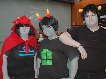 Mal sehen ob Christin Brückner, Sabrina Dürr und Patrick Fialkowski alias Terezi Pyrobe, Homestuck und Karkat Vantas den Kostümwettbewerb (Cosplay) gewinnen. Fotos: Sophie Arnold