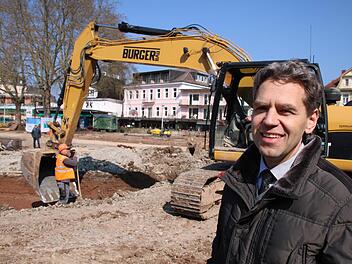 Thomas Hornung von der Tiefbauabteilung der Stadt Bad Kissingen betreut die 2,76 Millionen Euro teure Generalinstandsetzung des Bad Kissinger Rosengartens. Foto: Ralf Ruppert