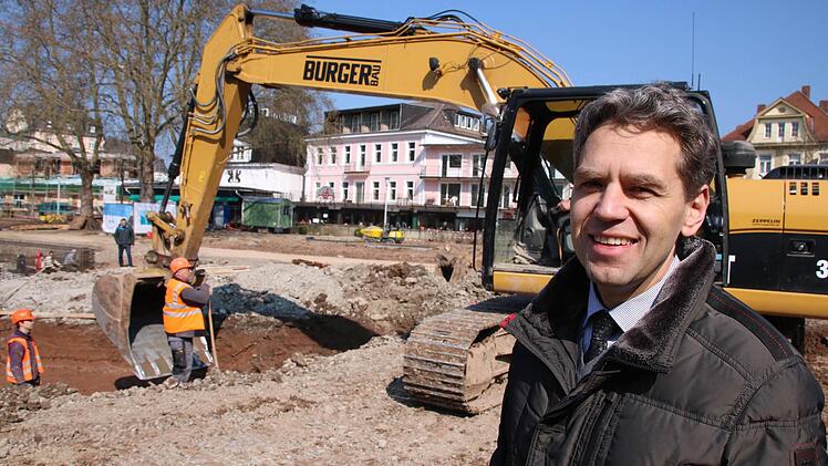 Thomas Hornung von der Tiefbauabteilung der Stadt Bad Kissingen betreut die 2,76 Millionen Euro teure Generalinstandsetzung des Bad Kissinger Rosengartens. Foto: Ralf Ruppert