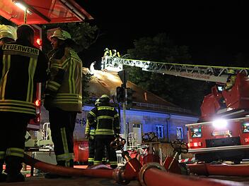 Brand aus dem Dach einer Gaststätte in Forchheim Foto: News5/Merzbach