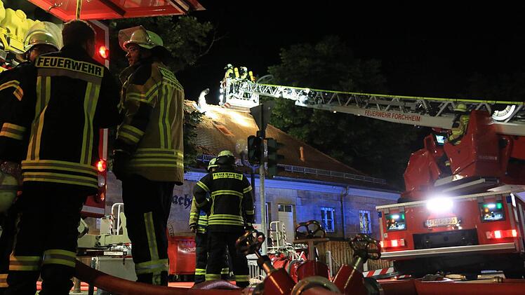Brand aus dem Dach einer Gaststätte in Forchheim Foto: News5/Merzbach