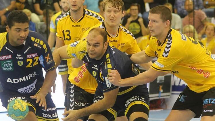 Zu Roman Kirveliavicius (rechts) gibt Jan Gorr eine beachtliche Einschätzung: "Wenn er mit seinen Möglichkeiten insgesamt schon der komplette Handballer wäre, dann würde er vermutlich in Flensburg oder Kiel spielen, aber nicht in Coburg. Foto: Albert Höchstädter