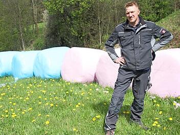 Die Rundballen auf den Feldern von Markus Münch sind eine Augenweide: Sie tragen hellrosafarbene und hellblaue "Mäntel". Eingewickelt werden die Ballen vom Kronacher Unternehmer Herbert Hanna. Von den rosafarbenen gibt es nur rund hundert Stück.  Fotos: Sonny Adam