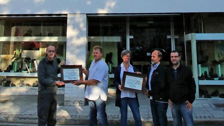 Mit Urkunden und Mürschter Nägeln ausgezeichnet wurden Michael Moritz (links) und Gabi Borst (3. von links) von den Vorstandsmitgliedern des Altstadtvereins Peter Braun (2. von links), Josef Wilz (2. von rechts) und Oliver Schikora (rechts). Foto: Heike Beudert