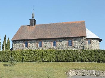 Das Traindorfer Gotteshaus ist tagsüber ein Hingucker. Lothar Siebenlist möchte es künftig auch abends anstrahlen, zumindest an Feiertagen. Foto: Archiv/Claudia Meisel