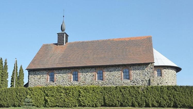 Das Traindorfer Gotteshaus ist tagsüber ein Hingucker. Lothar Siebenlist möchte es künftig auch abends anstrahlen, zumindest an Feiertagen. Foto: Archiv/Claudia Meisel