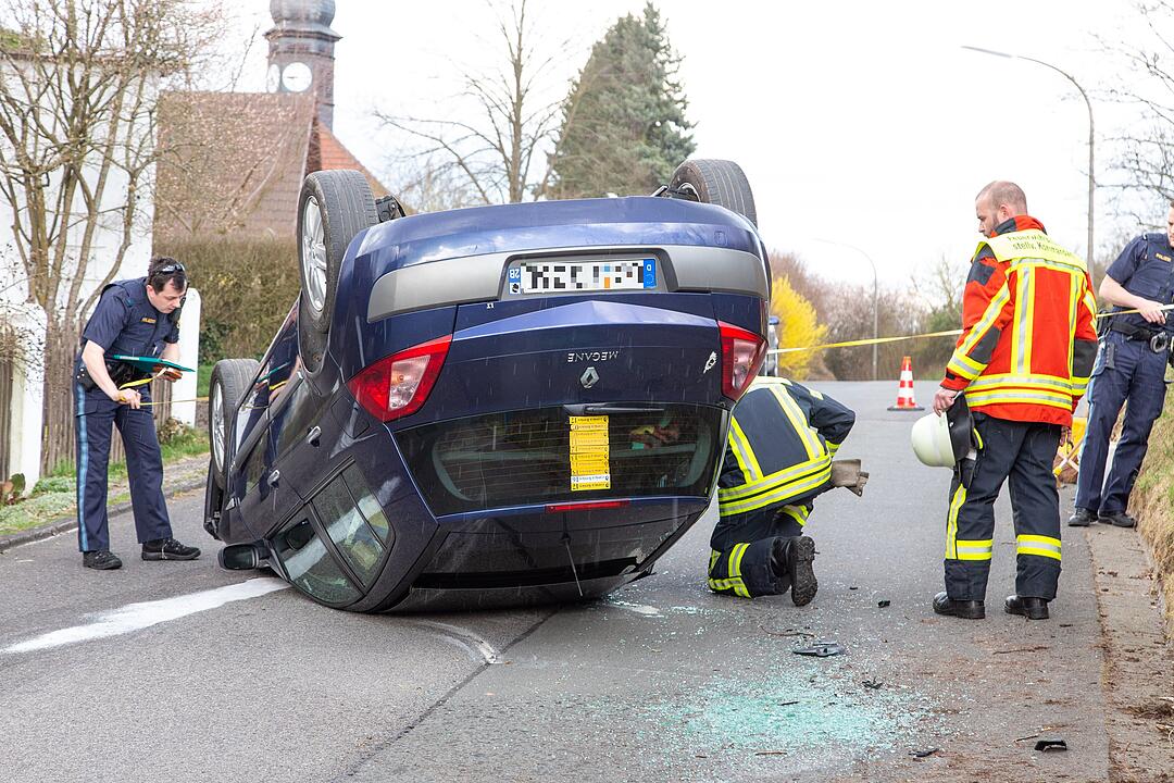 Kreis Coburg: 81-Jähriger überschlägt sich mit seinem Auto
