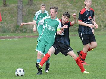 Der Kapitän der SG Steinach, Leon Holzheimer (links), stellt sich erfolgreich zwischen Ball und JFG-Spieler Lars Schlemmer. Steinach kontrolliert das Geschehen vor allem in der zweiten Halbzeit.ssp