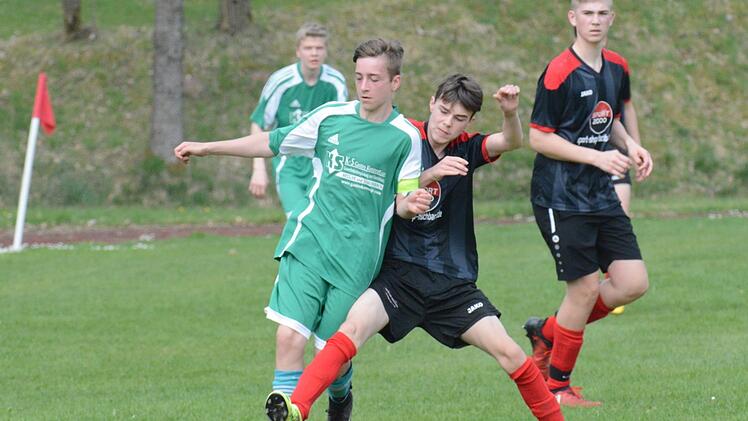 Der Kapitän der SG Steinach, Leon Holzheimer (links), stellt sich erfolgreich zwischen Ball und JFG-Spieler Lars Schlemmer. Steinach kontrolliert das Geschehen vor allem in der zweiten Halbzeit.ssp