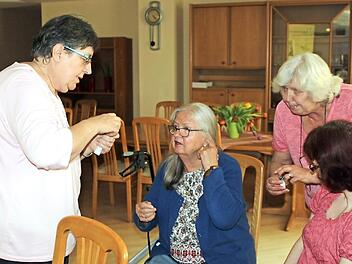 Irmgard Ginzel lässt die Besucher an den Ölen riechen.