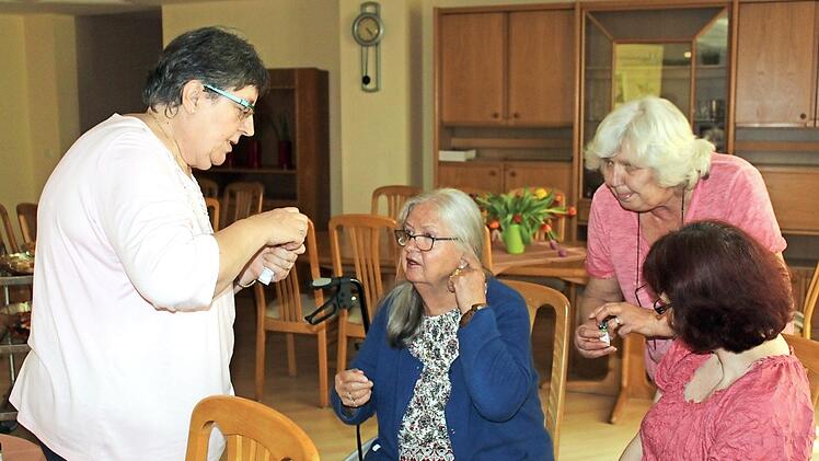 Irmgard Ginzel lässt die Besucher an den Ölen riechen.