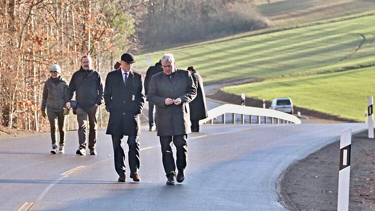 Landrat Wilhelm Schneider und Bürgermeister Jürgen Hennemann (vorne von links) nutzten nach der Freigabe der Straße die Gelegenheit für einen kurzen Fußmarsch auf der neuen Trasse.