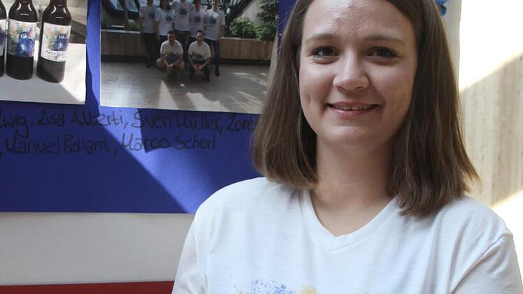 Elisabeth Alberti zeigte das Biermischgetr&auml;nk, das nach Blaubeeren schmeckte.  Foto: Sonny Adam