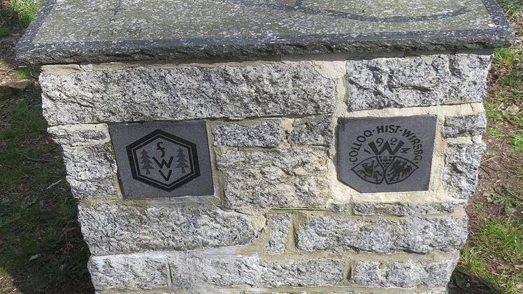 Der massive Steintisch ist mit verschiedenen Wappen und einer &Uuml;bersichtsplatte verziert. Foto: Erich Olbrich