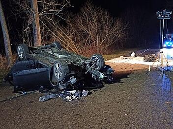 F&uuml;nf junge M&auml;nner wurden bei einem Unfall in Wassertr&uuml;dingen verletzt. Polizei: Mittelfranken/Twitter