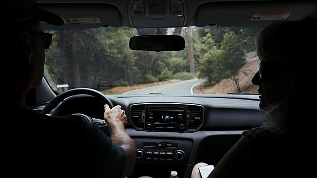 Autofahrten können mit Kindern zur echten Aufgabe werden. Wir haben die wichtigsten Tipps für eine entspannte Reise.
