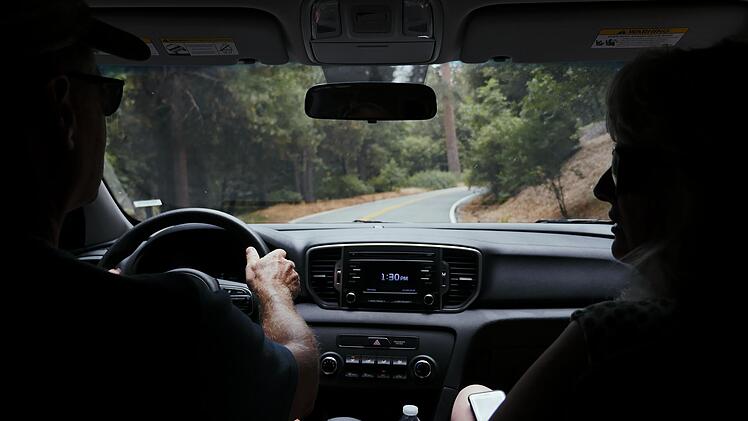 Autofahrten können mit Kindern zur echten Aufgabe werden. Wir haben die wichtigsten Tipps für eine entspannte Reise.