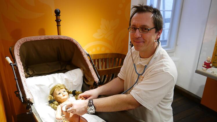 Puppendoktor Thomas Packert h&auml;lt am Sonntag seine n&auml;chste Sprechstunde im Coburger Puppenmuseum.Foto: Puppenmuseum Coburg