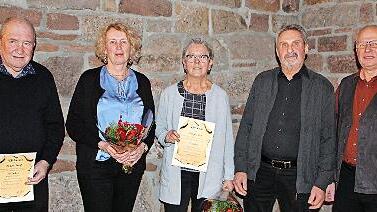Ehrungen standen bei der Feierstunde der Sängervereinigung an (von links): Erich Wolf, Sandra Metz, Margit Erb, Dieter Reuß und kommissarischer Vorsitzender der Sängergruppe Bad Kissingen Elmar Brehm.