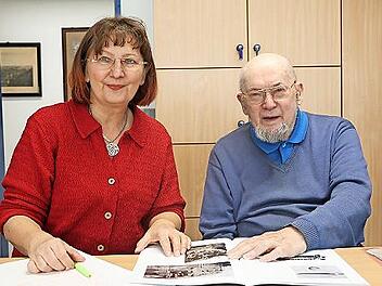 Neue Erkenntnisse zu den Sonneberger Bombenangriffen trug der in Hamburg lebende Zeitzeuge Dieter Lutz bei, hier mit Autorin Martina Hunka.