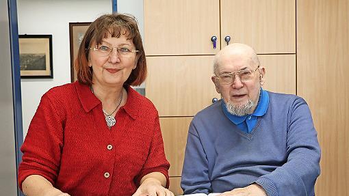 Neue Erkenntnisse zu den Sonneberger Bombenangriffen trug der in Hamburg lebende Zeitzeuge Dieter Lutz bei, hier mit Autorin Martina Hunka.