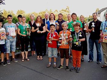 Die erfolgreichsten Schützen nahmen Pokale, Medaillen und Urkunden in Empfang. Foto: Günther Straub
