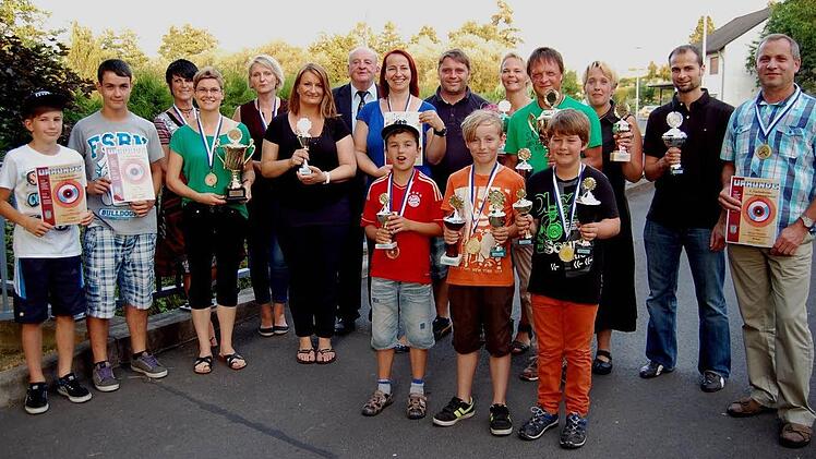 Die erfolgreichsten Schützen nahmen Pokale, Medaillen und Urkunden in Empfang. Foto: Günther Straub