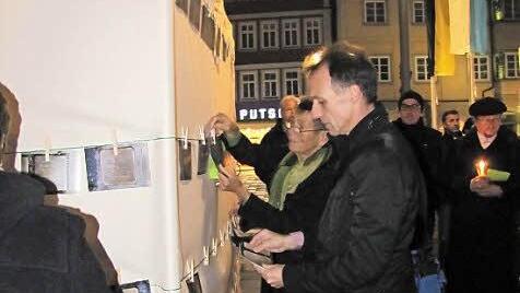 Die Namen von allen 107 Coburger Stolpersteinen wurden an einen symbolischen Stolperstein vor dem Rathaus geheftet.