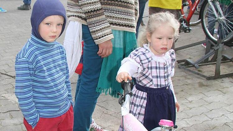 Amalia Zeller (3) kann zwar noch nicht Fahrrad fahren, aber sie versucht ihren Bruder Georg, der seit kurzem radeln kann, zu überzeugen, dass er ein rosa Fahrrad nehmen soll.