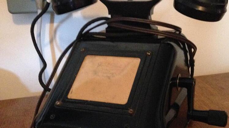 Über diese alten Telefone hielt man früher Kontakt zu den Alumnen entlang des Prozessionsweges. Foto: Thomas Werb