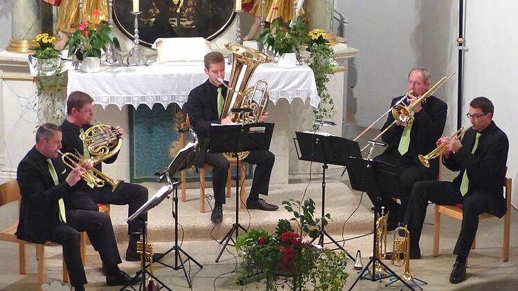 "Culma Brass" musizierte zum Abschluss des 60. Jubiläums des Trebgaster Posaunenchores in der St.-Johannes-Kirche: Norbert Lodes, Leszek Waskowski, Joel Zimmermann, Wolfgang Kleinlein, Harald Streit (von links). Foto: Dieter Hübner